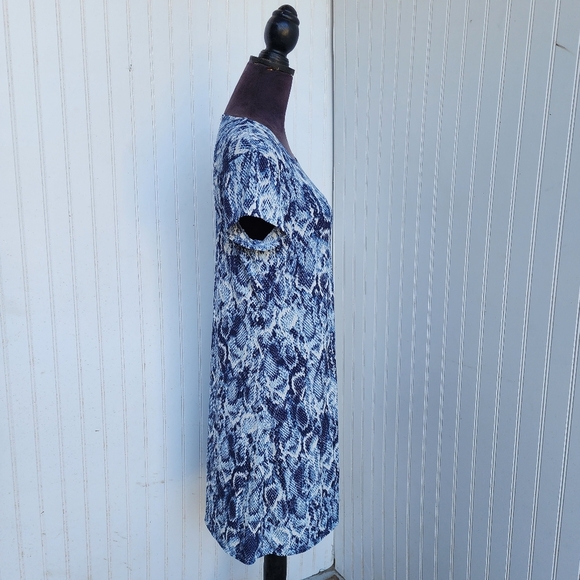 NWT TIANA B Gorgeous Blue White Snake Skin Shift Dress Short Sleeve Stretch Sz L - Picture 5 of 15